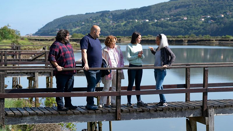 Irene Montero (2d) se reúne con cargos de su partido en la reserva de la biosfera de Urdaibai