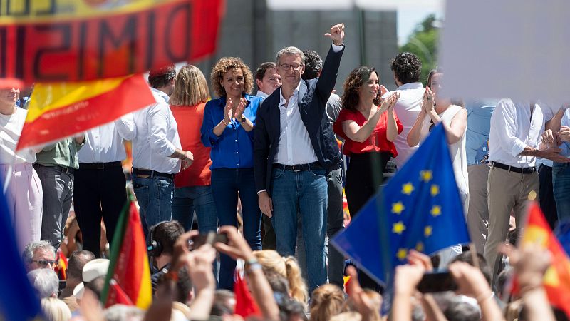 Dolors Montserrat y Alberto Núñez Feijóo en la manifestación del PP en Madrid