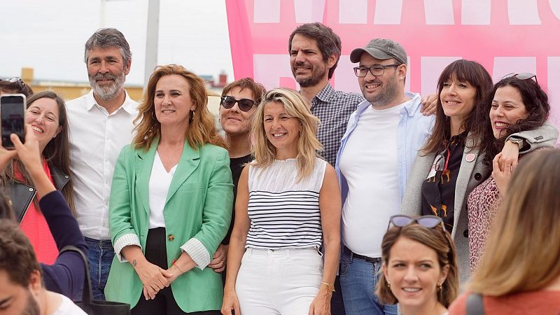 Foto de familia de Galán, Díaz y otros asistentes al acto de Sumar en Vigo