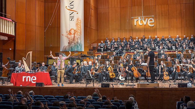 Ángel Carmona saluda al público en el comienzo del programa especial.