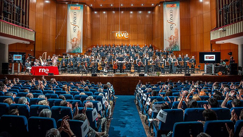 El público aplaude a la Orquesta Sinfónica y Coro RTVE.