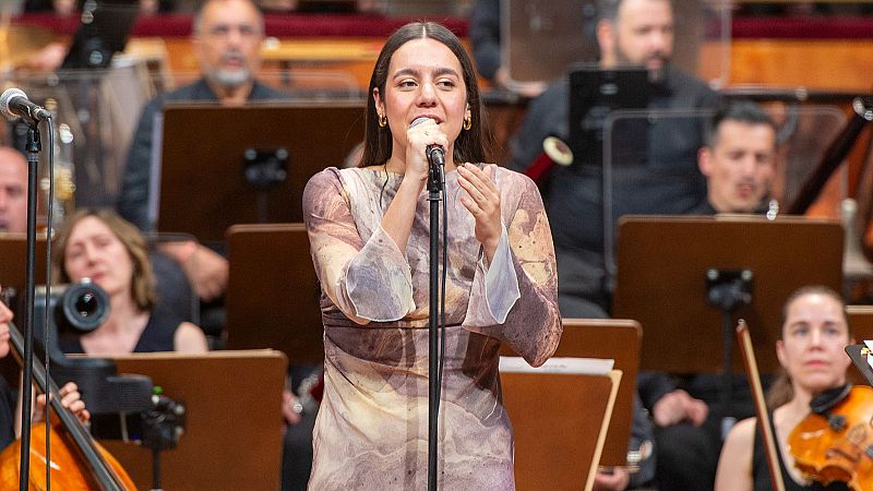 Valeria Castro interpreta "La raíz" acompañada por la Orquesta Sinfónica y Coro RTVE.