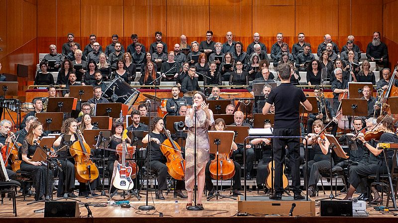 Un momento de la actuación de Valeria Castro con la Orquesta Sinfónica y Coro RTVE.