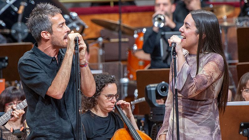 Un momento de la actuación de Vetusta Morla y Valeria Castro junto a la Orquesta Sinfónica y Coro RTVE.