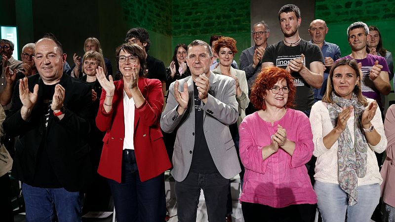 Pernando Barrena (i), Diana Riba (2i) y Arnaldo Otegi (c) en un evento de Ahora Repúblicas