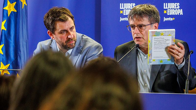 Toni Comín y Carles Puigdemont en una rueda de prensa en Bruselas