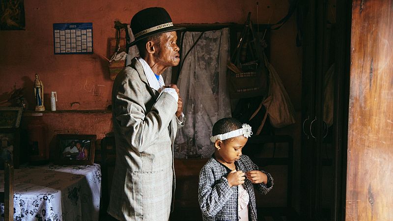 Dada Paul i la seva neta Odliatemix es vesteixen per anar a l’església. Dada Paul pateix demència des de fa onze anys. Durant molt de temps la seva família va pensar que s’havia «tornat boig» o que els símptomes eren conseqüència del consum d’alcohol.  Només la seva filla Fara va notar que passava alguna cosa diferent i va continuar cuidant- lo.