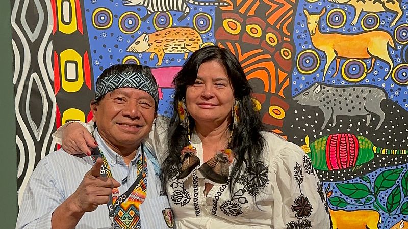 La Patricia Gualinga i Ibã Huni Kuin a l'exposició de fotografies de l'"Amazònies el futur ancestral" al CCCB