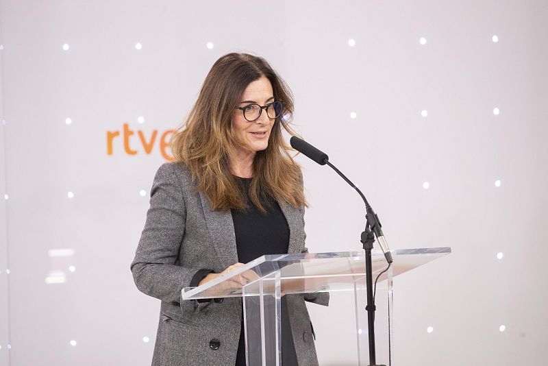 Elena Sánchez Caballero, presidenta interina de RTVE, pronuncia un discurso en la entrega de diplomas de Impulsa Visión.
