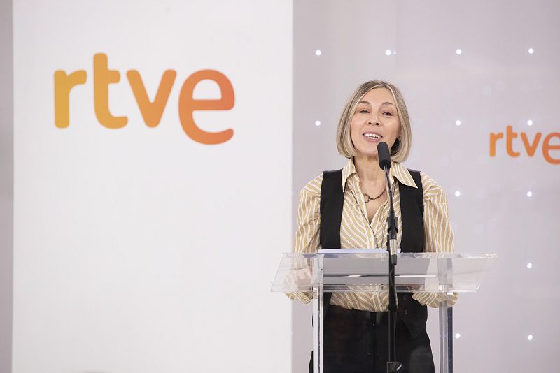 Una mujer da un discurso en un atril transparente en un evento de RTVE para Impulsa Visión.