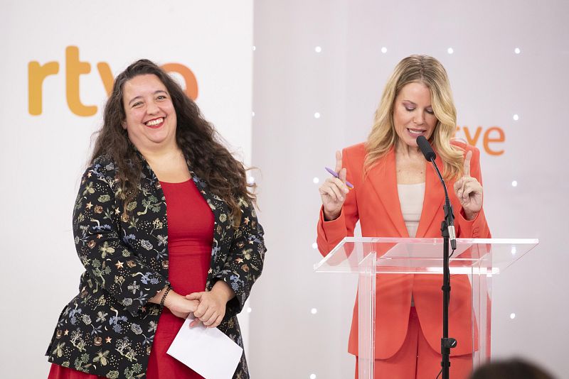 Elena Sánchez Caballero, presidenta de RTVE, entrega un diploma en Impulsa Visión.