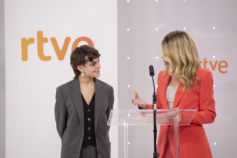 Anne Igartiburu entrega un diploma a una joven durante la ceremonia de entrega de diplomas de Impulsa Visión.