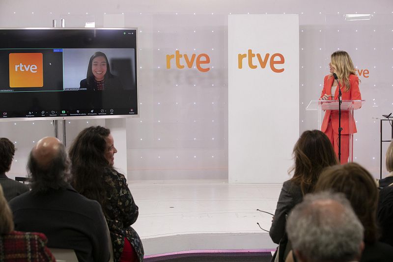 La periodista Anne Igartiburu entrega los diplomas de Impulsa Visión en un acto de RTVE.