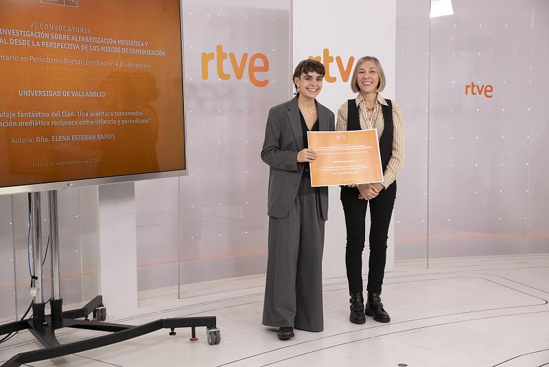 Elena Esteban Ramos recibe un diploma de RTVE por su TFM sobre alfabetización mediática en un acto celebrado en la Universidad de Valladolid.