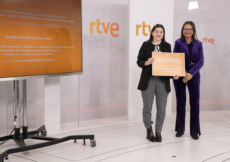 La directora de RTVE, Pilar Bardem, entrega un diploma a una joven por su trabajo de investigación sobre alfabetización mediática en la educación.