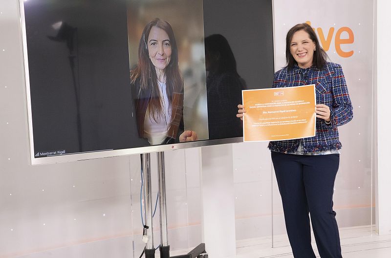 Entrega de diploma de Impulsa Visión a Montserrat Rigall Corominas en un acto televisado.