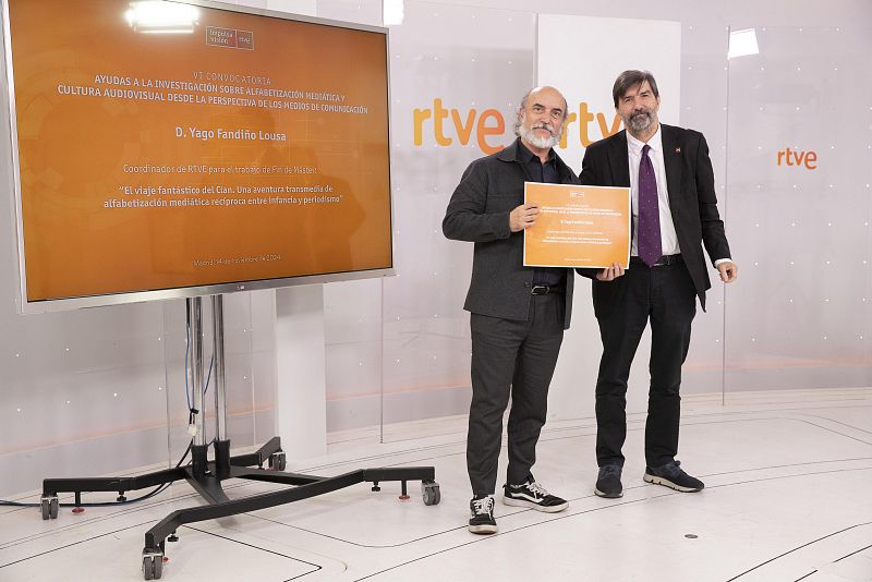 Yago Fandiño Lousa recibe un diploma de Impulsa Visión por su trabajo sobre alfabetización mediática en RTVE.