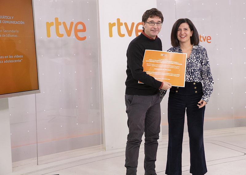 Entrega de diplomas de Impulsa Visión en RTVE, un hombre y una mujer posan con el diploma.