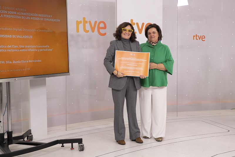Entrega de diploma de Impulsa Visión en RTVE a Dunia Etura.