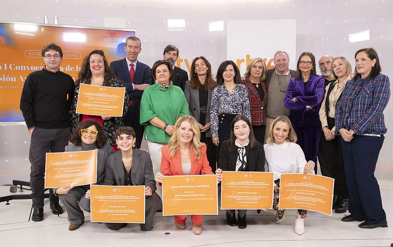 Foto de grupo en la entrega de diplomas de Impulsa Visión de RTVE.
