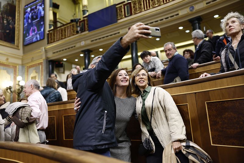 La presidenta del Congreso, Francina Armengol, se hace un selfie con dos personas