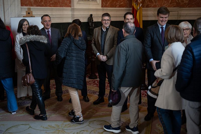 Varios diputados reciben a los ciudadanos durante la Jornada de Puertas Abiertas