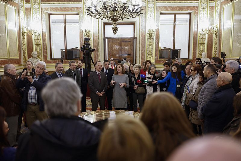 La presidenta del Congreso, Francina Armengol, ofrece explicaciones a las personas en una sala