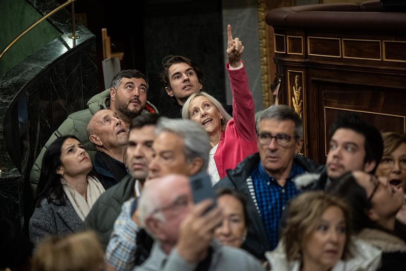 Ciudadanos observan el techo del hemiciclo durante la Jornada de Puertas Abiertas