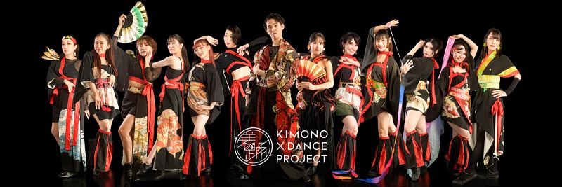Grupo de bailarines con kimonos, algunos con abanicos o cintas, posan en escena.  Logo "Kimono x Dance Project" y "Secciones" visibles.