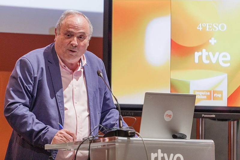 Hombre en atril con logo RTVE, presentando ante pantalla con texto "4º ESO + rtve" e "Impulsa Visión rtve".