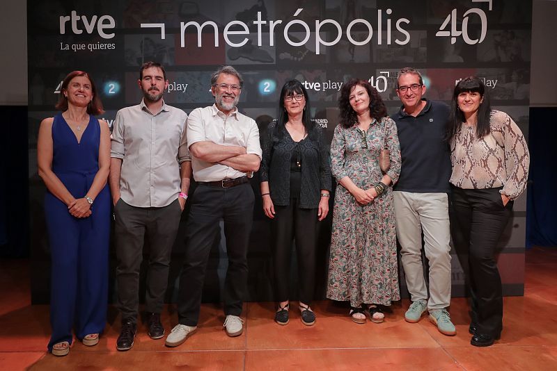 Foto de grupo conmemorativa del 40 aniversario de un programa. Siete personas, vestidas informalmente, posan frente a un fondo negro con el logo y el título "Metrópolis 40".