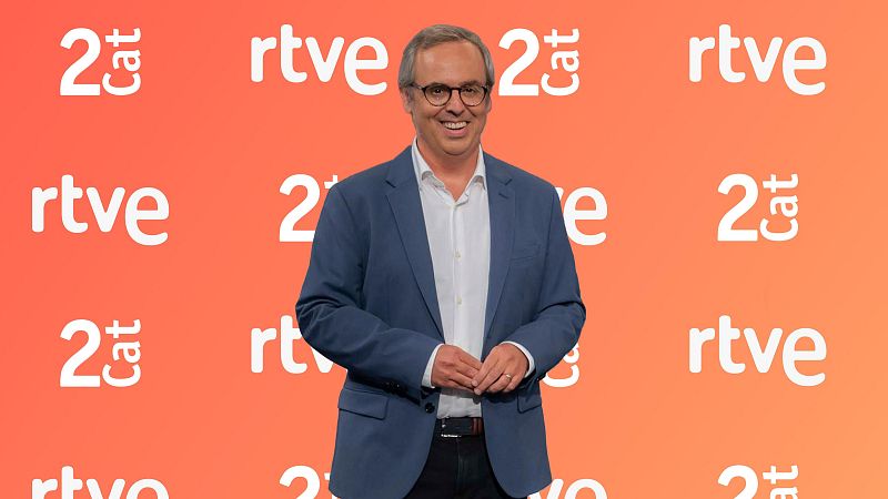 Albert Font, amb ulleres i jaqueta blava, somriu a la càmera. El fons taronja degradat mostra logotips repetits.