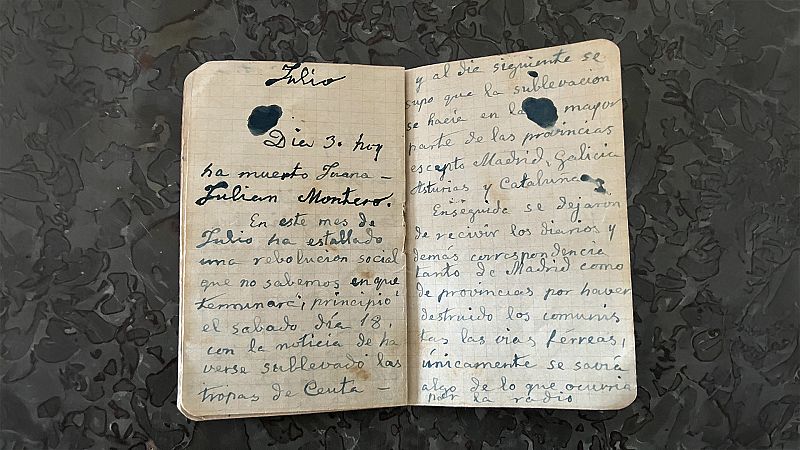 Un diario antiguo abierto revela anotaciones manuscritas en tinta azul oscura sobre eventos de julio, incluyendo el fallecimiento de una persona y el inicio de una sublevación, con interrupciones en las comunicaciones.