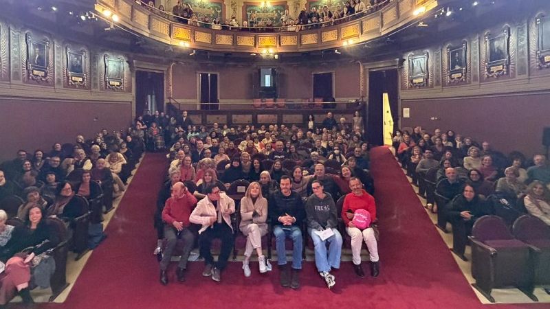 Una fotografía del interior del Ateneo de Madrid revela un teatro lleno de público. Se observa la arquitectura clásica del lugar y la diversidad de personas presentes, con algunos individuos en las primeras filas.