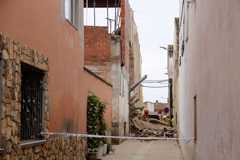 Carrer tallat i la casa esfondrada al fons | ACN