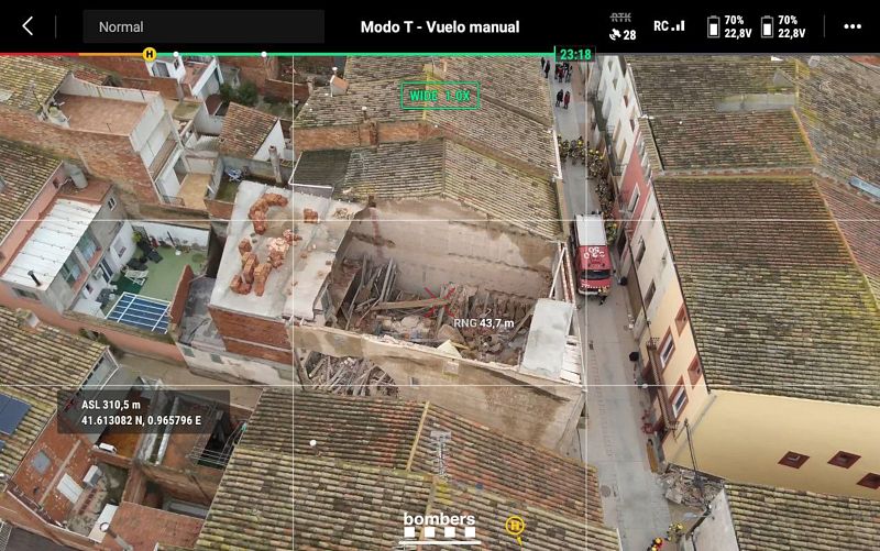Vista de dron es veu la teulada enfonsada i una paret lateral que ha cedit | ACN