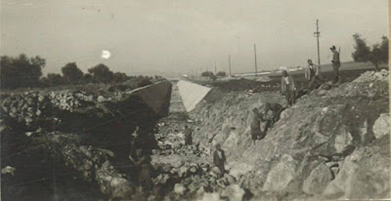 Presos cortando piedras y vigilados por un guardia civil