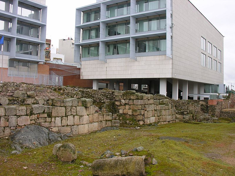 Área Arqueológica de Morería sobre la que se eleva el edificio de las Nuevas Consejerías obra de Navarro Baldeweg