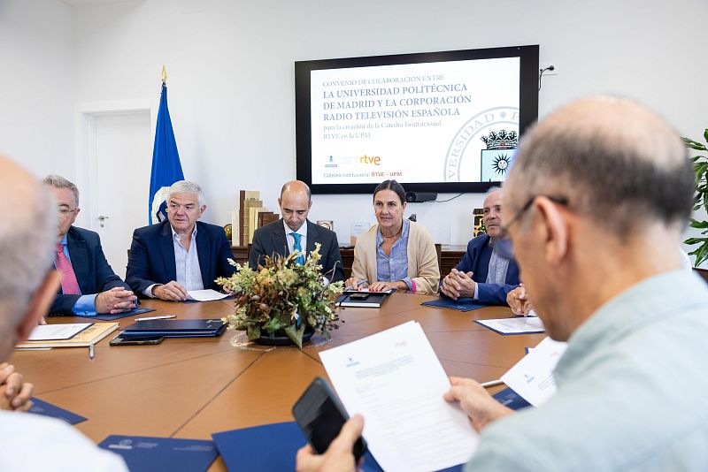 Firma de convenio entre la UPM y RTVE para la creación de una Cátedra Institucional, con la presencia de Guillermo Cisneros y Elena Sánchez Caballero.