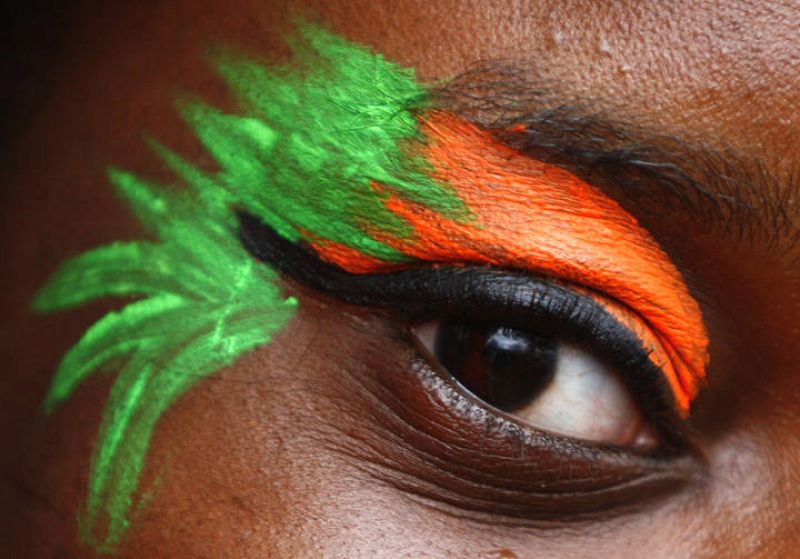  Una mujer muestra su maquillaje con los colores de la bandera de Irlanda en la celebración de San Patricio en Londres  
