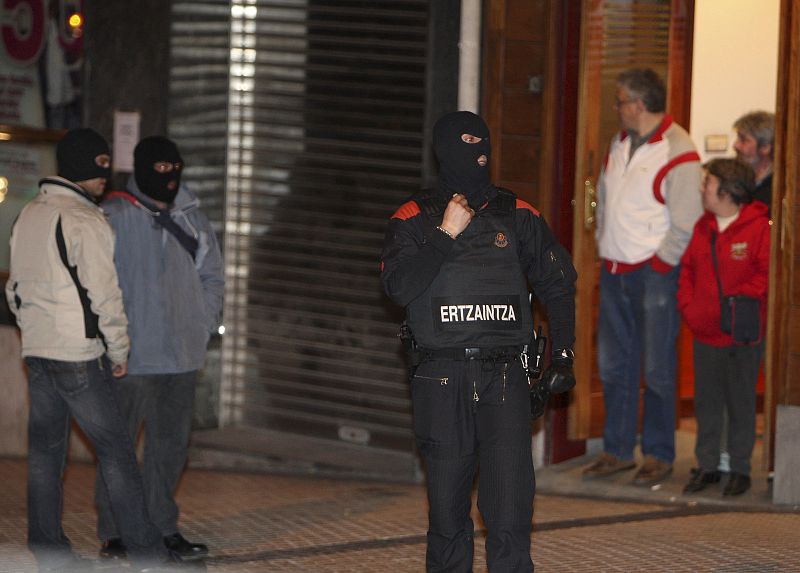 Los vecinos del barrio de Egia de San Sebastián, donde se encuentran las dependencias del Servicio Vasco de Salud (Osalam), salieron a la calle para observar mientras los agentes de la Ertzaintza hacían guardia.