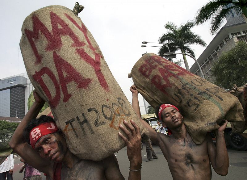 Sacos con slogans en Jakarta