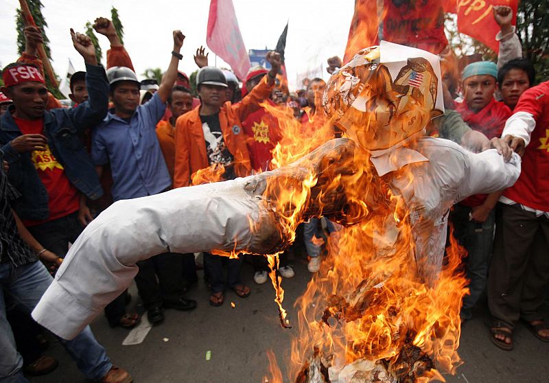 George W. Bush quemado en efigie en Makassar