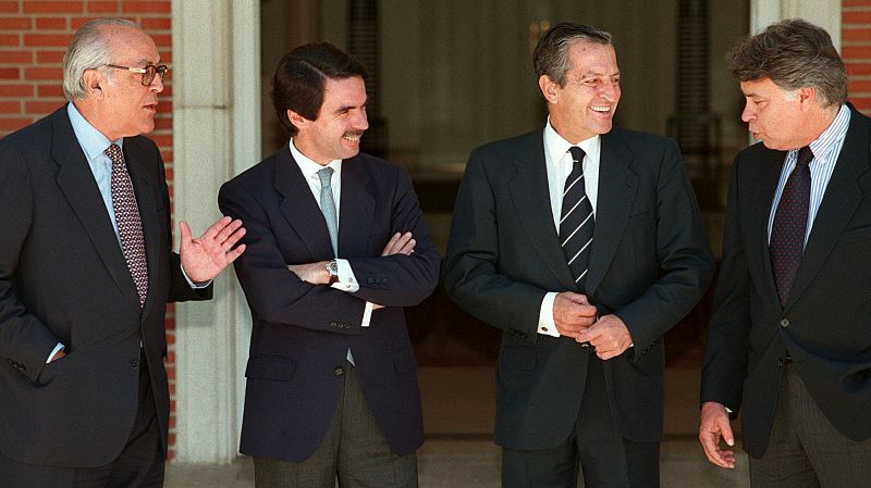 Leopoldo Calvo-Sotelo posa con Suárez, González y Aznar