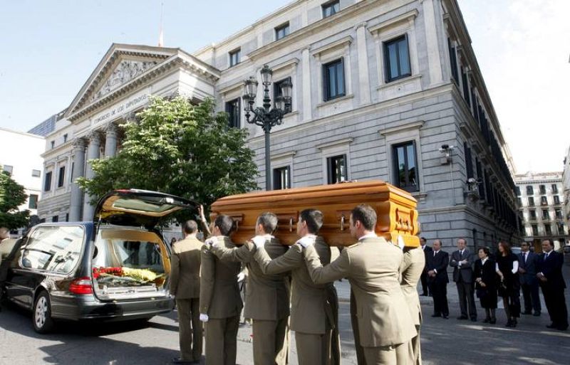 Llegada del féretro que contiene los restos del ex presidente del Gobierno Leopoldo Calvo-Sotelo, al Congreso de los Diputados.