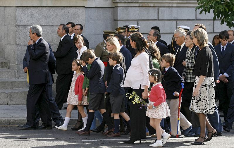 Familiares del fallecido ex presidente del Gobierno, Leopoldo Calvo Sotelo, se dirigen al Congreso de los Diputados donde ha quedado instalada la capilla ardiente.