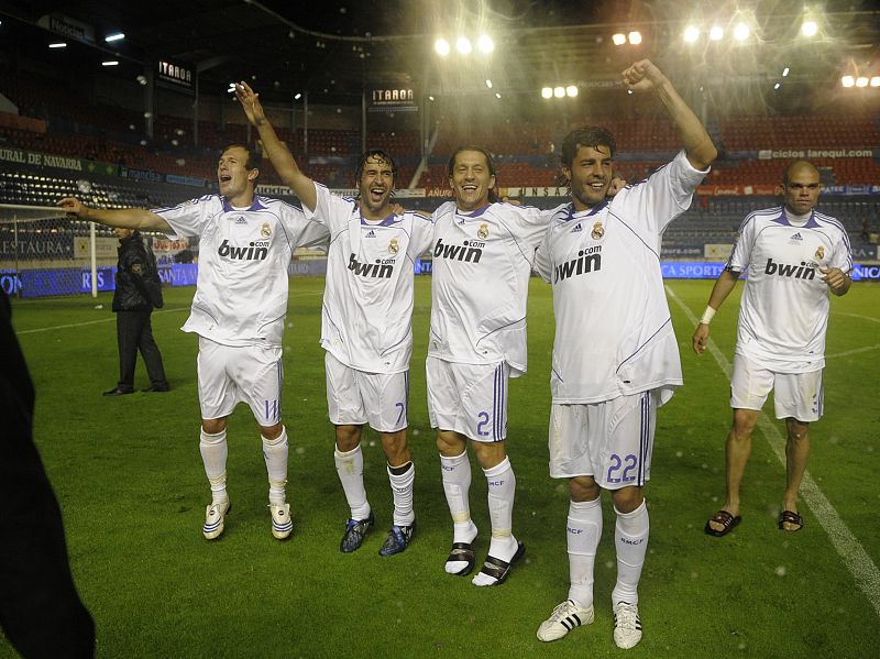 No era el escenario deseado, pero Robben, Raúl, Salgado, Torres y Pepe celebran ante los aficionados madridistas en el Reyno de Navarra el triunfo liguero tres días antes de recibir al Barcelona, que habrá de hacerles el pasillo de honor al campeón e