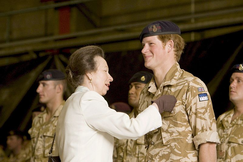 El príncipe británico Harry es condecorado con la medalla al Operativo en Afganistán por su tía, la princesa Anne. La distinción reconoce el trabajo del príncipe y de otros miembros de la Guardia Real por sus diez semanas en Afganistán.