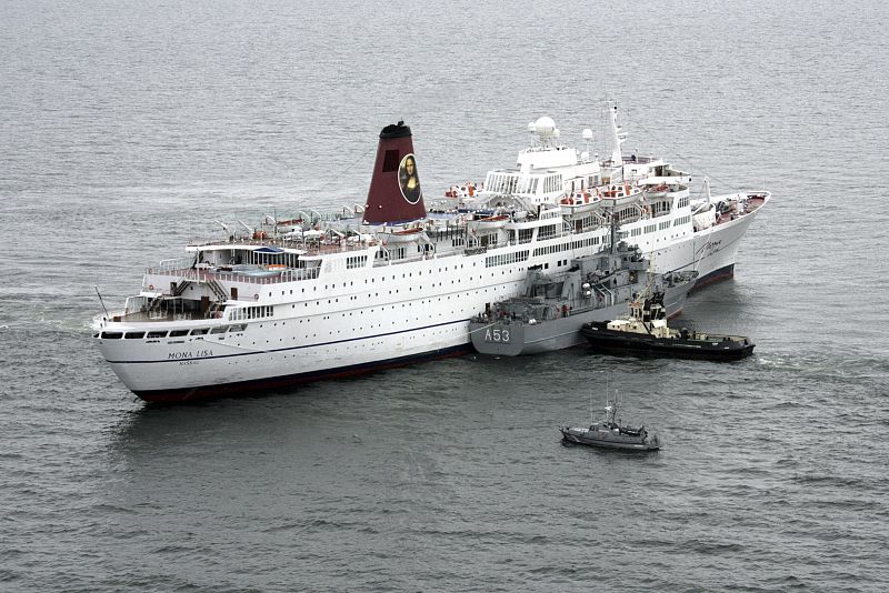 La marina de Letonia evacúa a los pasajeros del crucero Mona Lisa en el noroeste del país, cerca de Kolka. Las 984 personas que estaban a bordo han sido evacuadas después de que fracasaran todos los intentos de liberar el barco encallado.