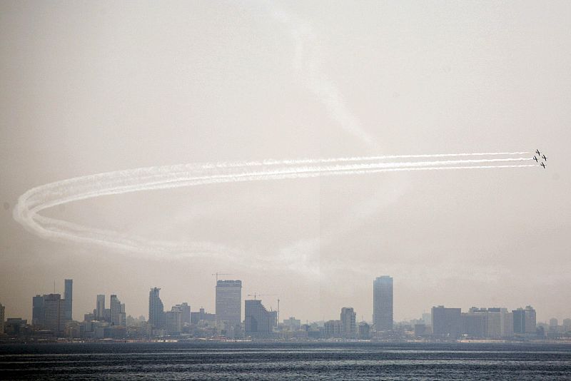 Aviones de las Fuerzas Aéreas israelíes sobrevuelan Tel Aviv durante un espectáculo con motivo de las celebraciones del 60º aniversario de la fundación de Israel, que tiene lugar el 8 de mayo.